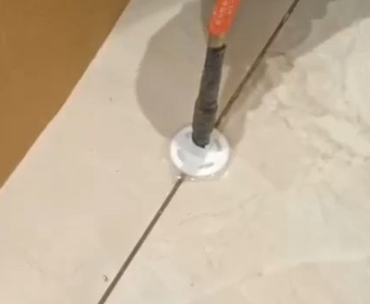 宁陕瓷砖空鼓维修公司专业解答瓷砖在铺贴过程中，如果没有涂抹均匀到位的粘结材料（如水泥砂浆或瓷砖胶），可能会导致以下问题